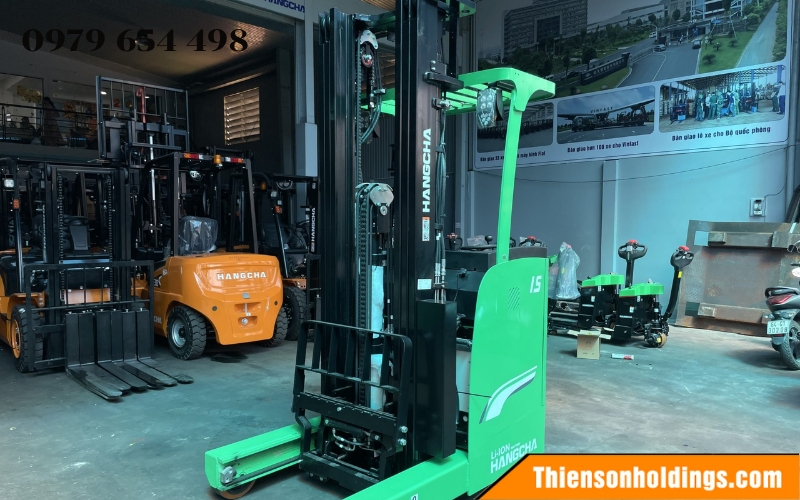 Xe nâng điện đứng lái giúp di chuyển hàng hóa linh hoạt trong kho hẹp