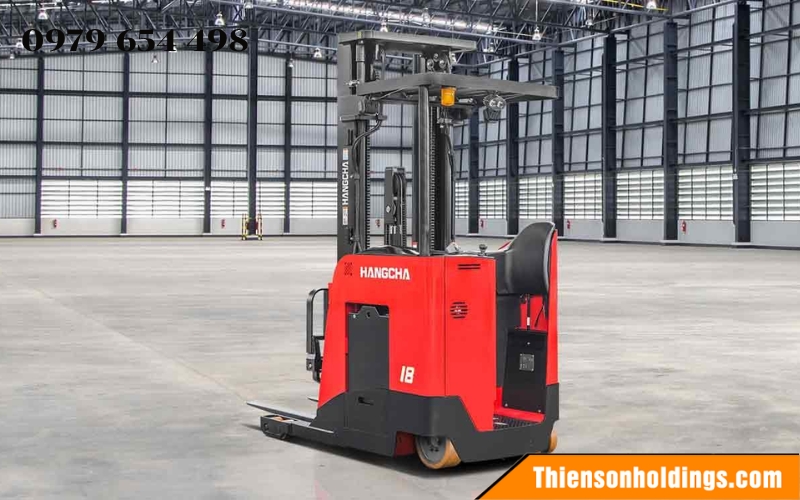 Xe nâng Reach Truck hỗ trợ lấy hàng hiệu quả trên kệ cao