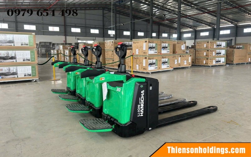 Xe nâng điện pallet thấp giúp di chuyển pallet nhanh trong kho hàng