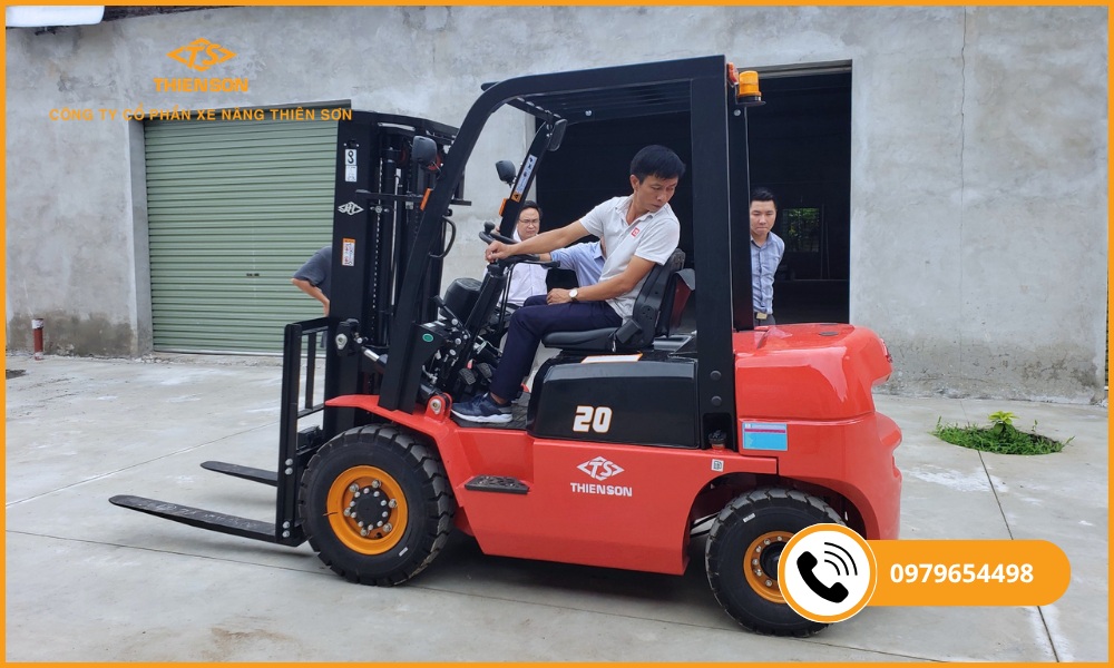 xe nâng dầu 2 tấn