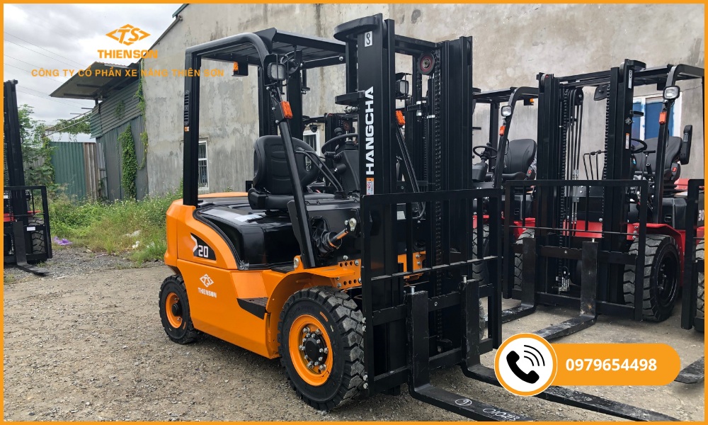 xe nâng dầu 2 tấn