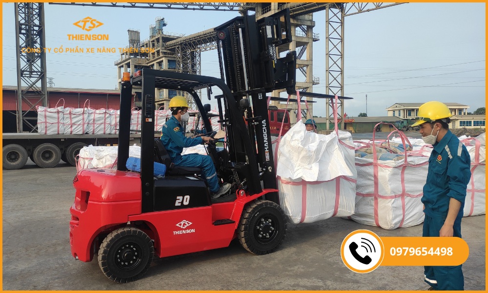 xe nâng dầu 2 tấn