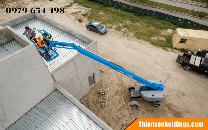 Xe nâng người làm việc trên cao