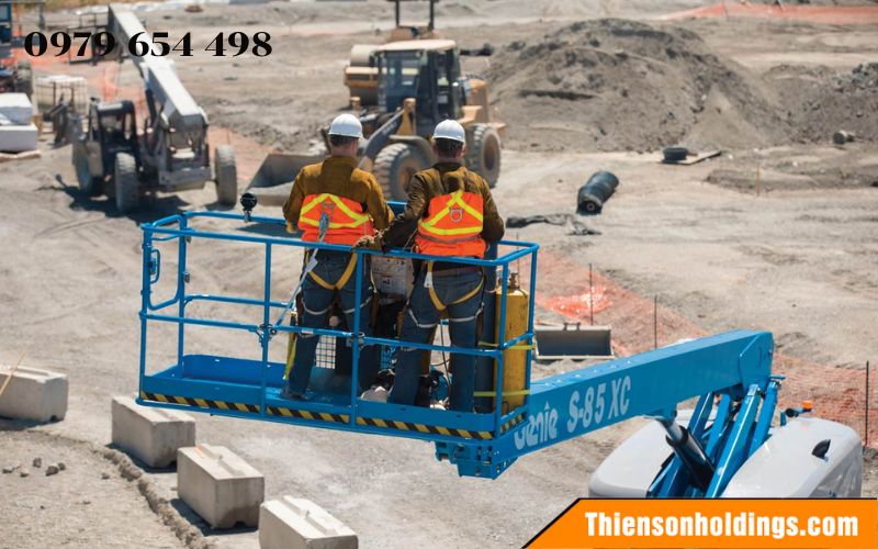 Xe nâng người làm việc trên cao