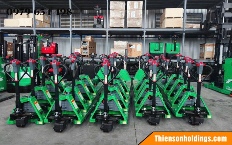 Xe nâng tay là giải pháp nâng chuyển hàng hóa linh hoạt với chi phí đầu tư hợp lý 