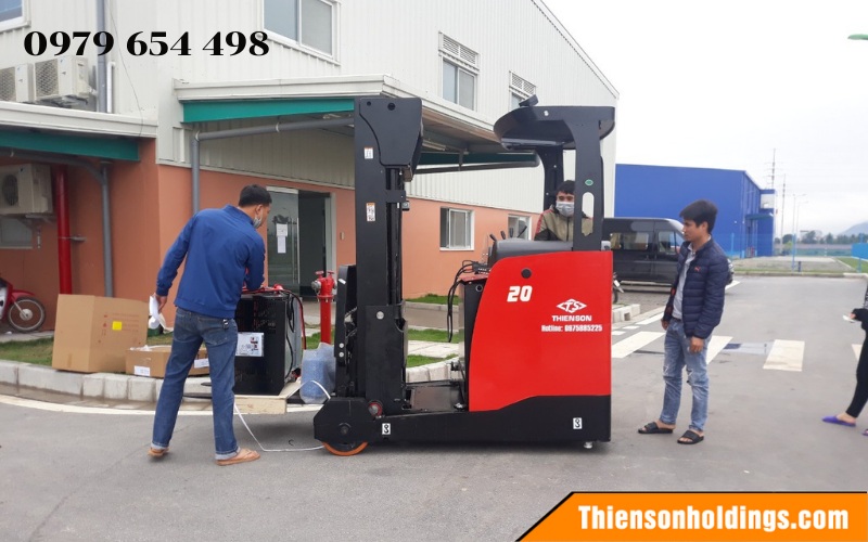 xe nâng reach truck