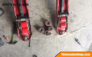 Cách tháo bánh xe nâng tay