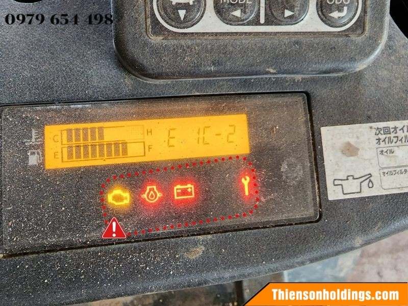 Xe nâng điện báo lỗi
