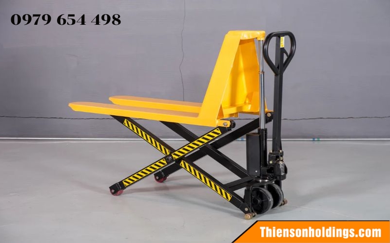 Xe nâng tay không hạ được