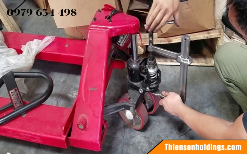 Xe nâng tay không hạ được