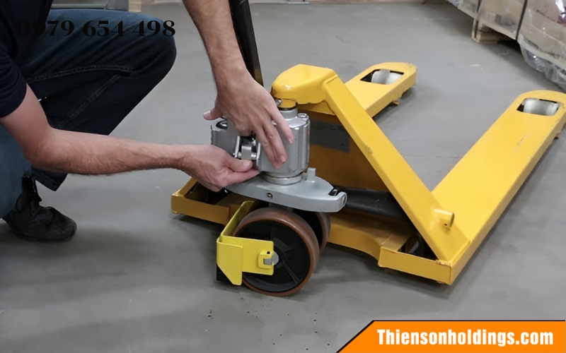 Xe nâng tay không hạ được