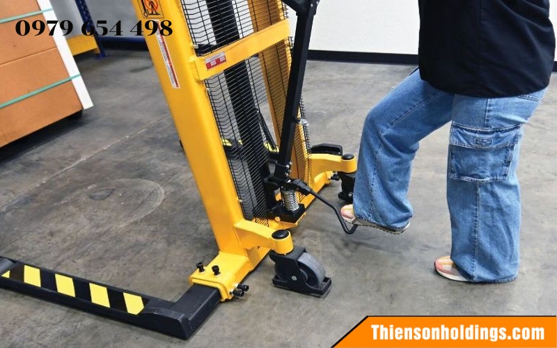 Xe nâng tay không hạ được
