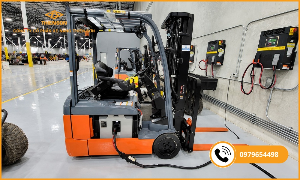 xe nâng điện sạc không vào