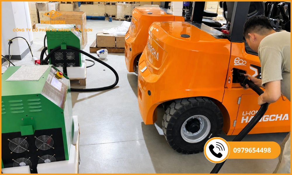 xe nâng điện sạc không vào